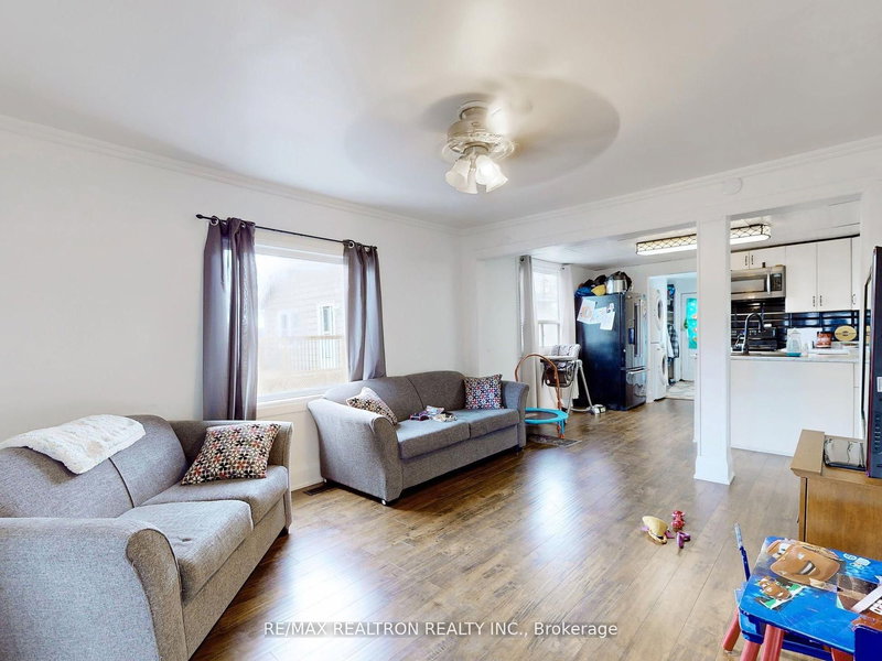 156 The Queensway St S, Georgina, L4P 2A2 | Image 2