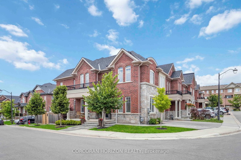 81 Dundonald Tr, Newmarket, L3Y 0E1 | Image 2