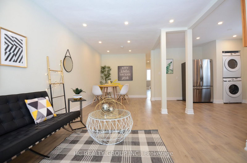 Upper - 150 Maurice Crt, Newmarket, L3Y 2W2 | Image 2