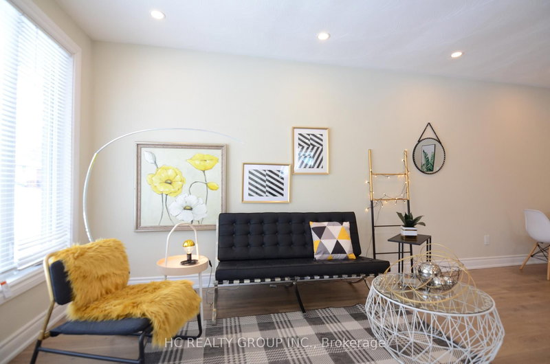 Upper - 150 Maurice Crt, Newmarket, L3Y 2W2 | Image 3