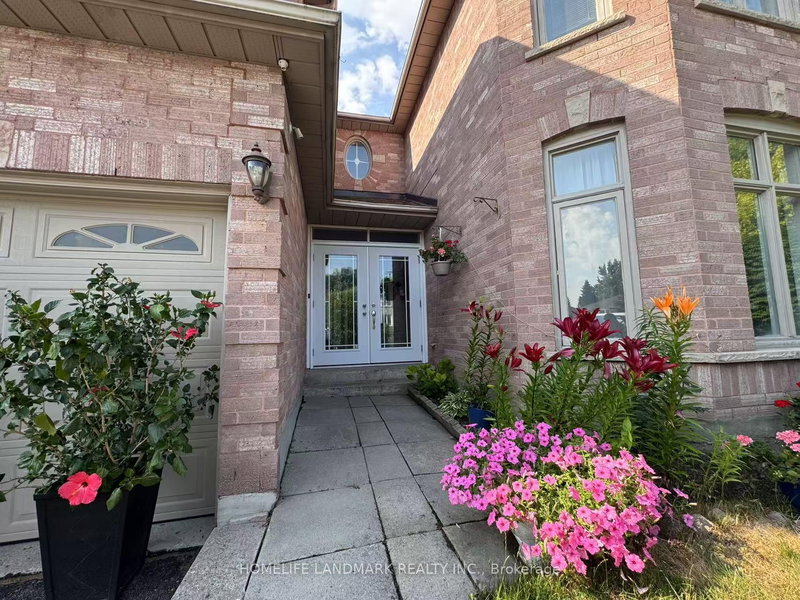 492 Traviss Dr, Newmarket, L3Y 7K5 | Image 3