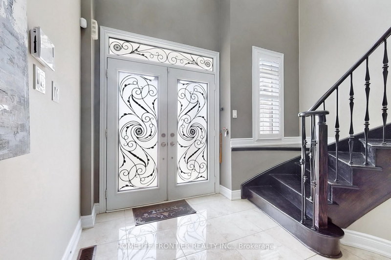 24 Manor Glen Cres, East Gwillimbury, L0G 1M0 | Image 3