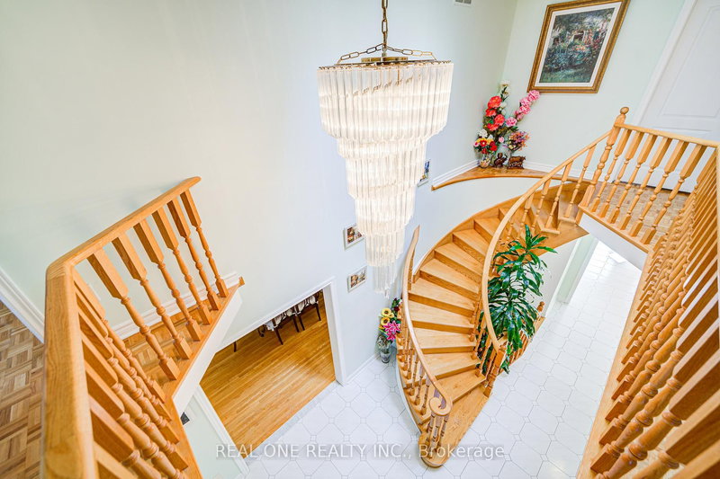 203 Valleymede Dr, Richmond Hill, L4B 3S4 | Image 2