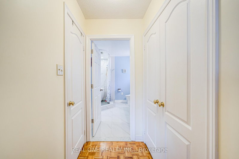 203 Valleymede Dr, Richmond Hill, L4B 3S4 | Image 3