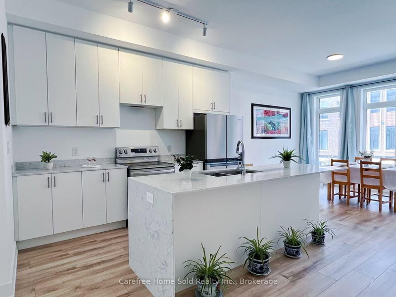 27 Chestnut Crt, Aurora, L4G 4A4 | Image 3