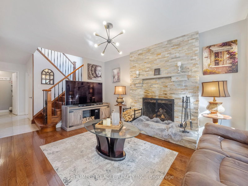 30 Moffat Cres, Aurora, L4G 4Z8 | Image 3