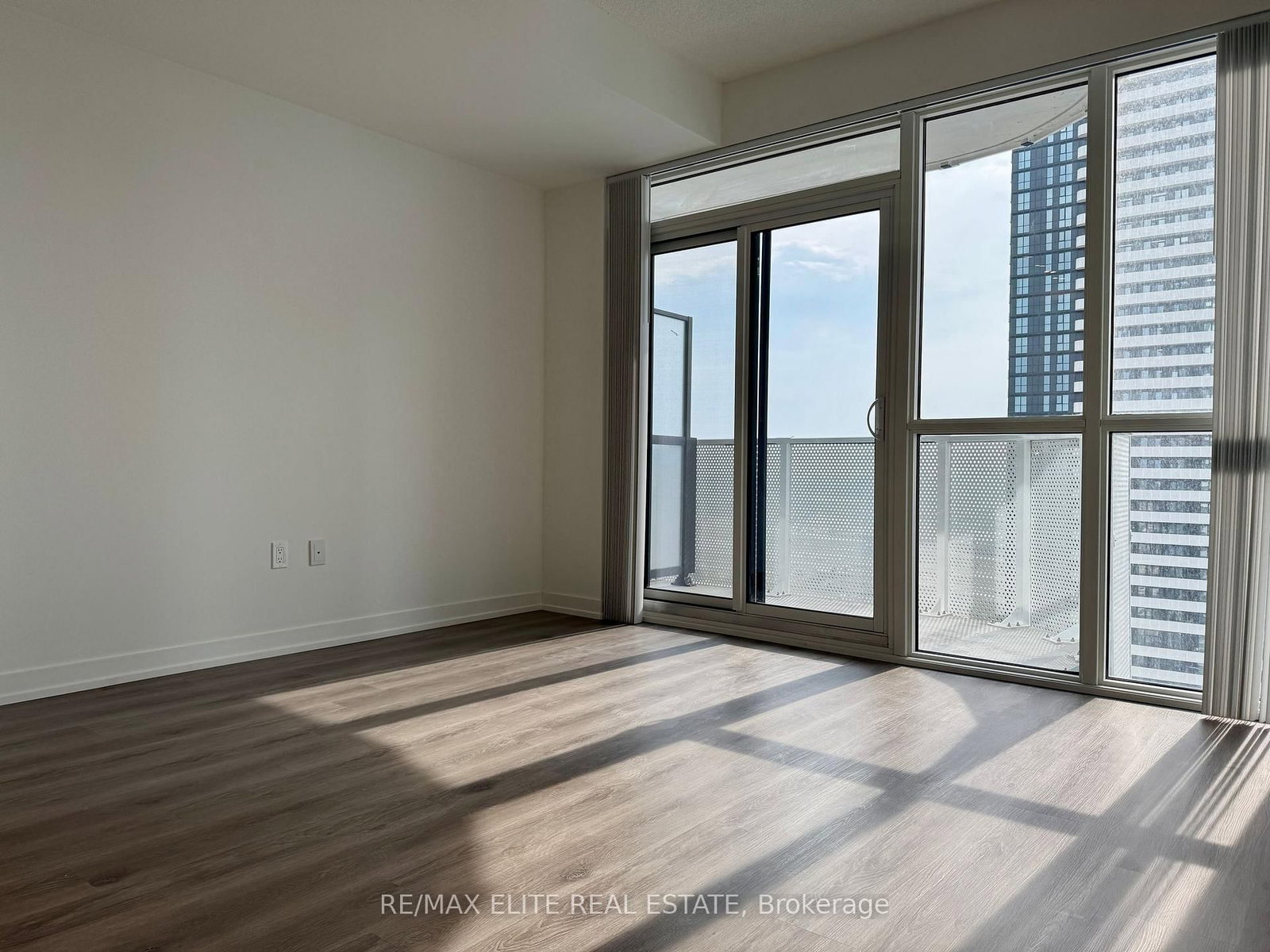 28 Interchange Way, Unit 2903 - Photo 8