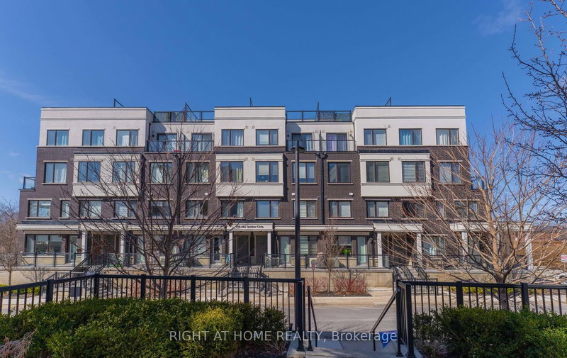 34 - 200 Alex Gardner Circ, Aurora, L4G 3G5 | Image 2