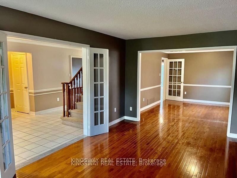 325 Salisbury Lane, Newmarket, L3Y 8A6 | Image 2