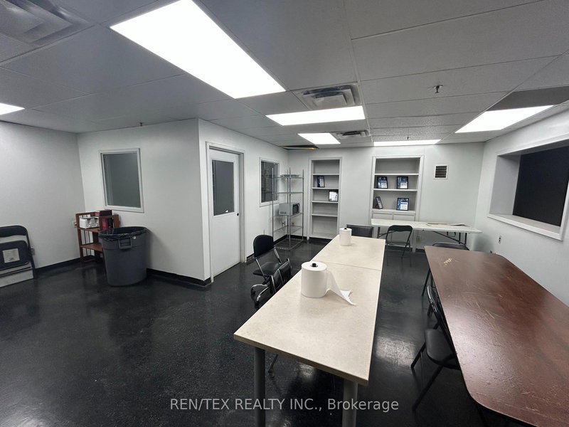 2 - 402 Mulock Dr, Newmarket, L3Y 9B8 | Image 2