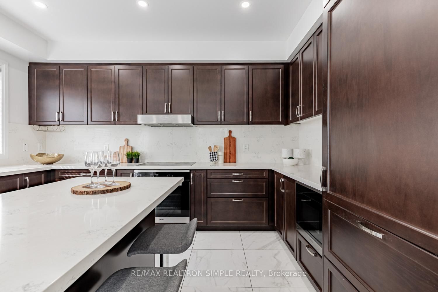 Townhouse sold at 16 American Elm Way, Markham, Ontario, L3R 1L6 - Unionville - MLS: N12372636
