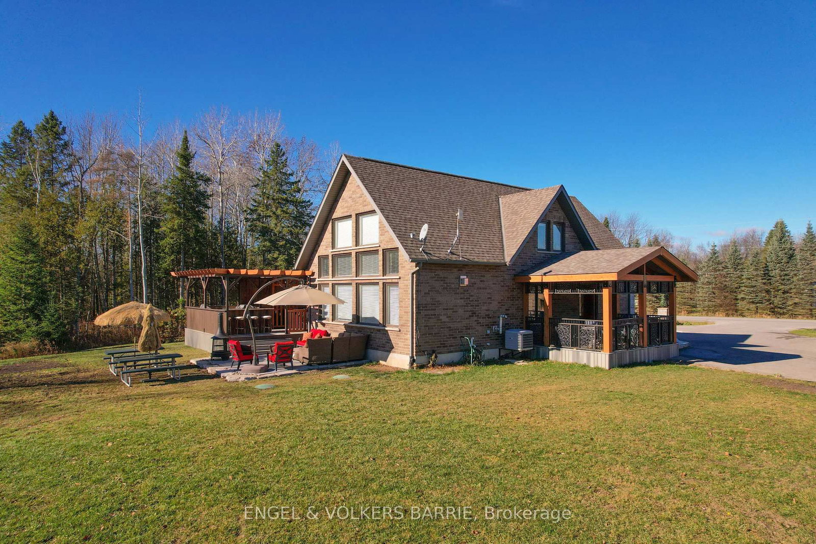Detached House sold at 6605 County Road 21, Essa, Ontario, L9R 1V2 - Rural Essa - MLS: N12374852