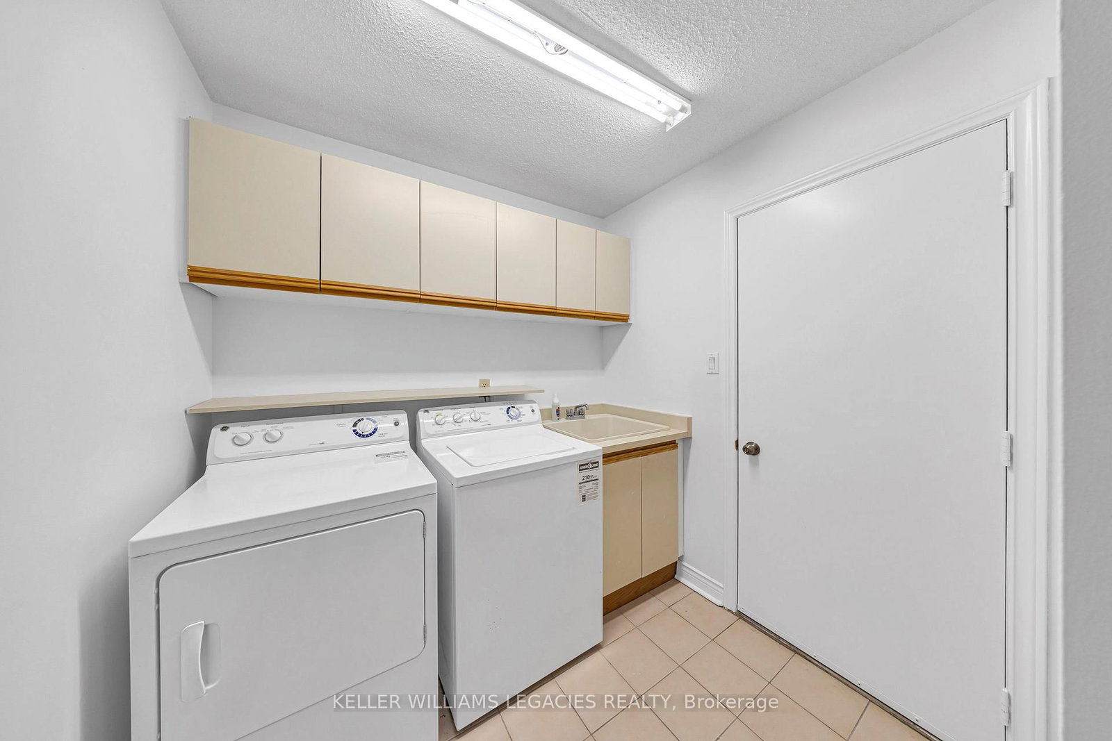 Detached House sold at 50 Summerdale Drive, Markham, Ontario, L3T 6W5 - Thornlea - MLS: N12379906