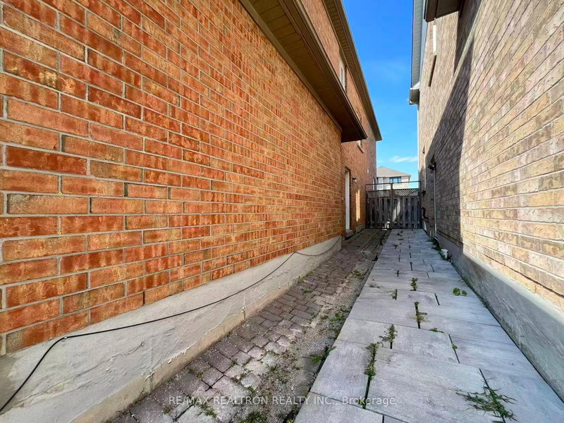 Lower - 8 Queen Isabella Cres, Vaughan, L6A 3J7 | Image 2