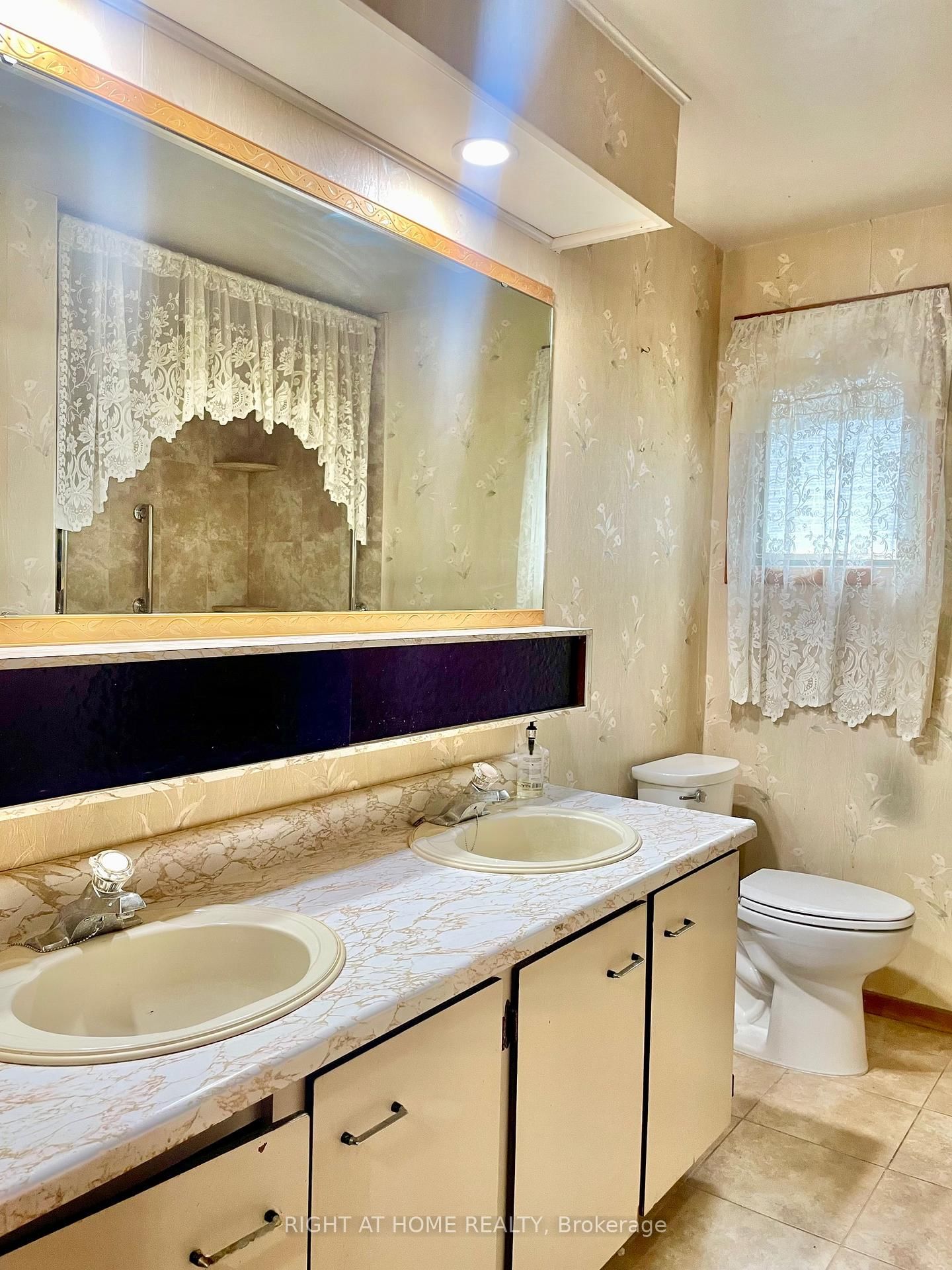 Detached House for sale at 23 Pomander Road, Markham, Ontario, L3R 1X5 - Unionville - MLS: N12394221