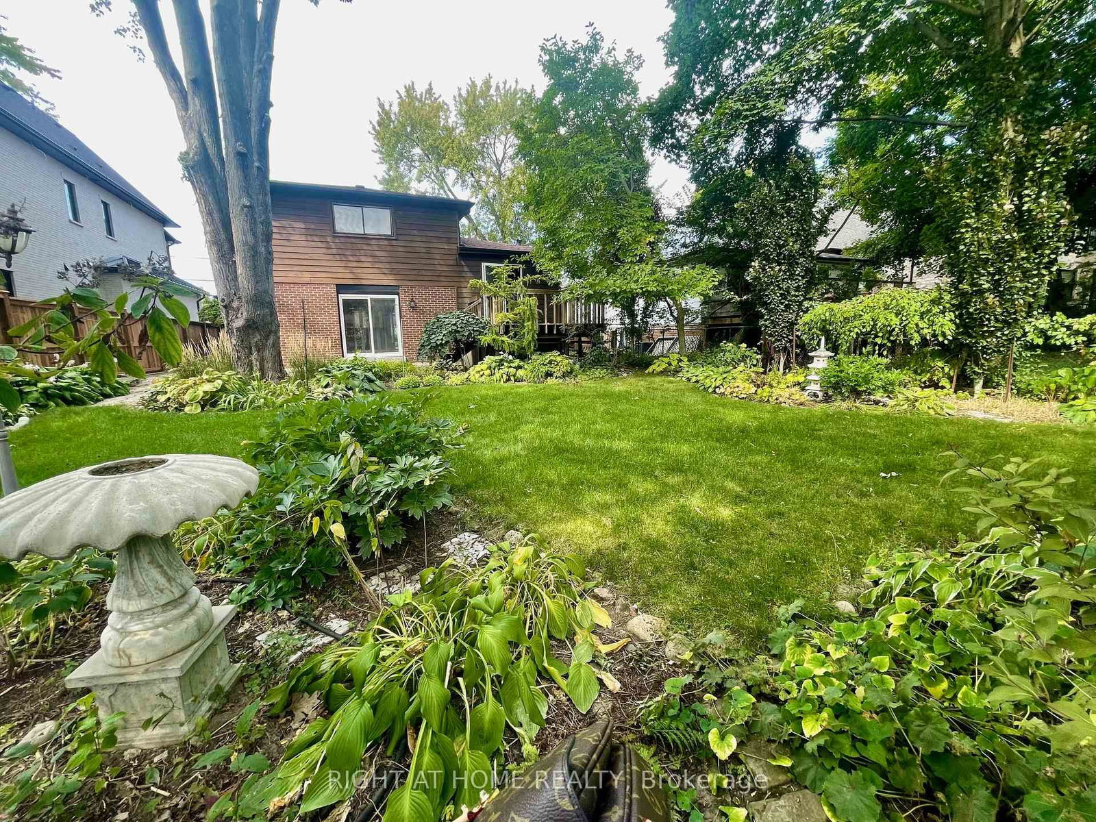 Detached House for sale at 23 Pomander Road, Markham, Ontario, L3R 1X5 - Unionville - MLS: N12394221