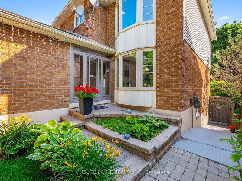 30 Moffat Cres, Aurora, L4G 4Z8 | Image 2