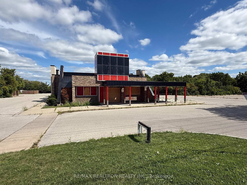 17215 Yonge St, Newmarket, L3Y 5L8 | Image 2