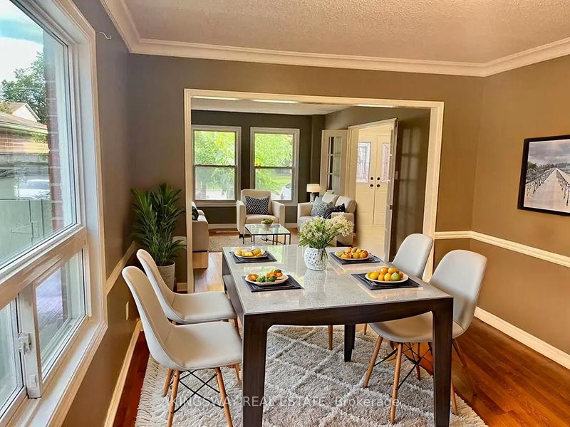 325 Salisbury Lane, Newmarket, L3Y 8A6 | Image 3