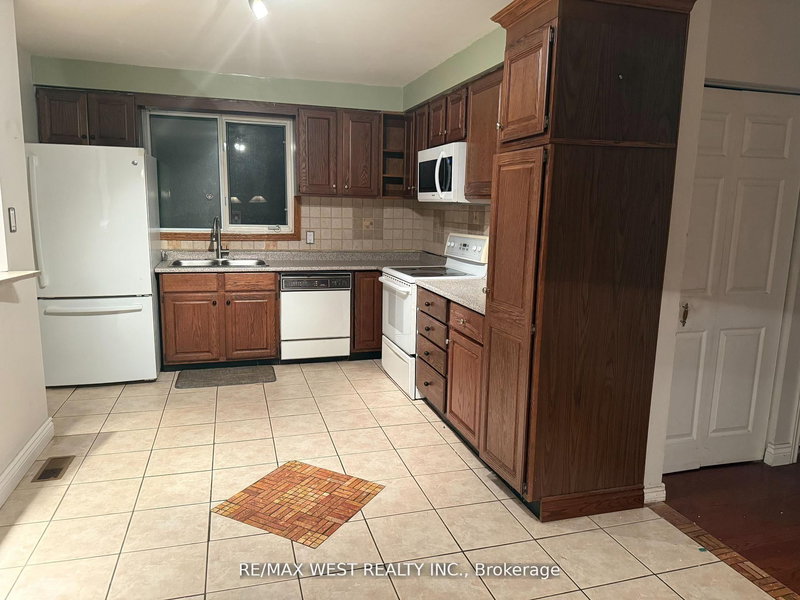 61 Romfield Crct, Markham, L3T 3H4 | Image 2