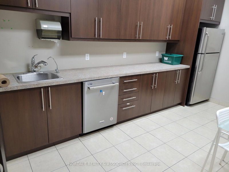 200 - 331 Cityview Blvd, Vaughan, L4H 3M3 | Image 3