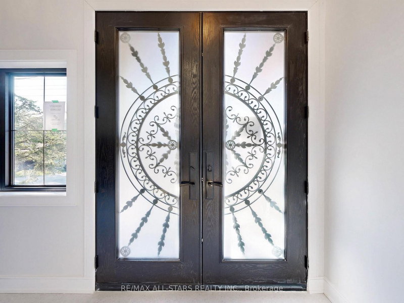 215 Bayview Ave, Georgina, L4P 2T3 | Image 3