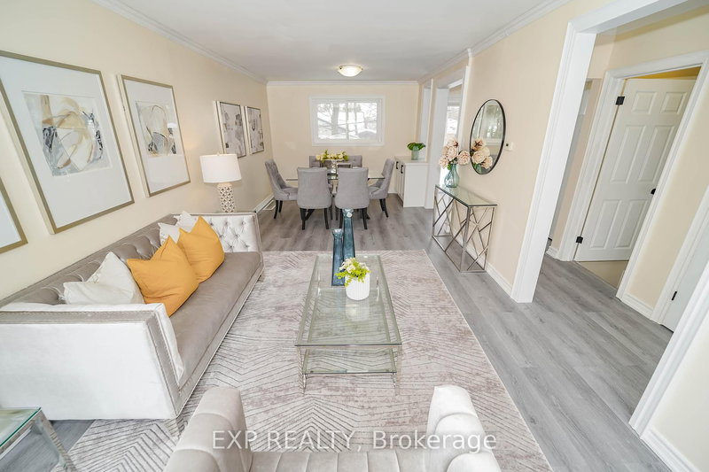 22 Jones Crt, Aurora, L4G 2B8 | Image 3