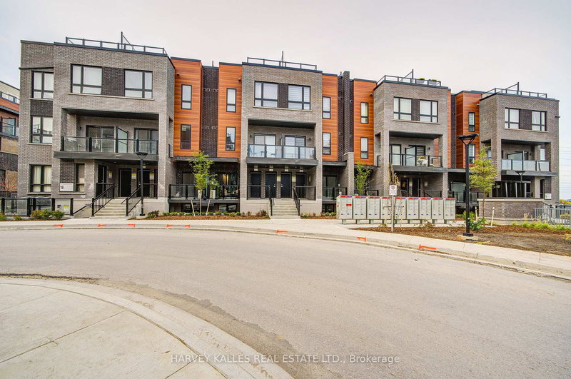 11 - 18 Lytham Green Circ, Newmarket, L3Y 0H4 | Image 2