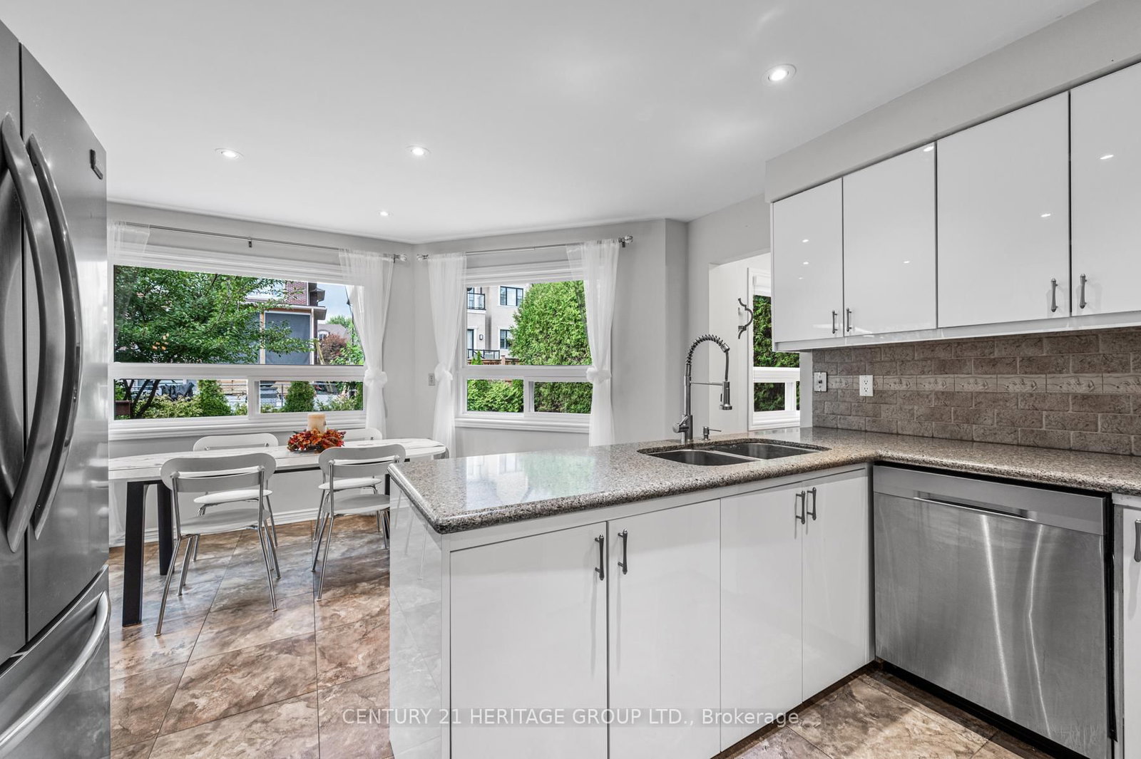 Detached House for sale at 16 Wainwright Avenue, Richmond Hill, Ontario, L4C 5R5 - North Richvale - MLS: N12424089