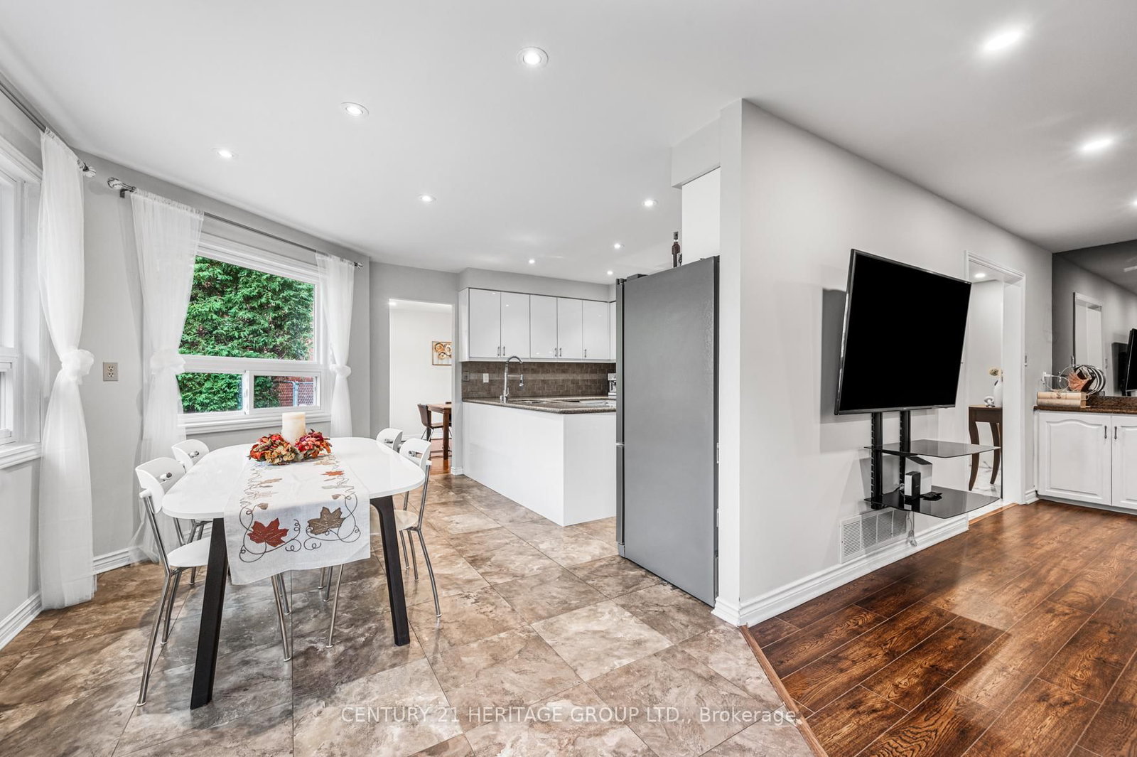 Detached House for sale at 16 Wainwright Avenue, Richmond Hill, Ontario, L4C 5R5 - North Richvale - MLS: N12424089