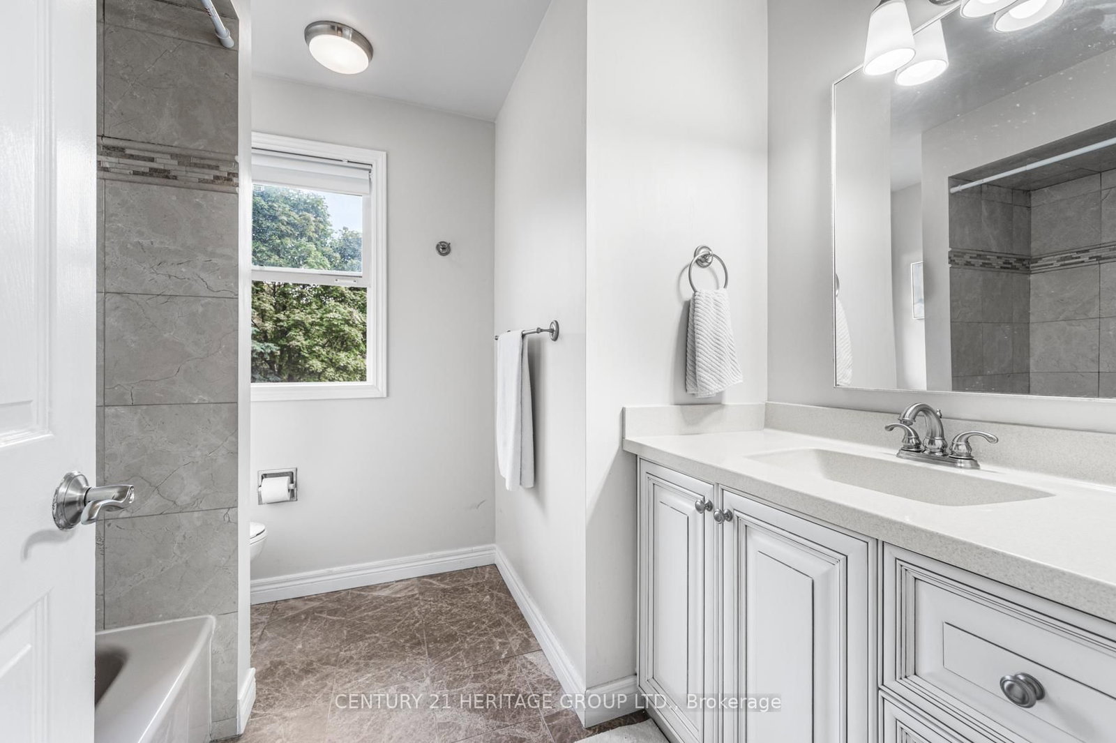 Detached House for sale at 16 Wainwright Avenue, Richmond Hill, Ontario, L4C 5R5 - North Richvale - MLS: N12424089