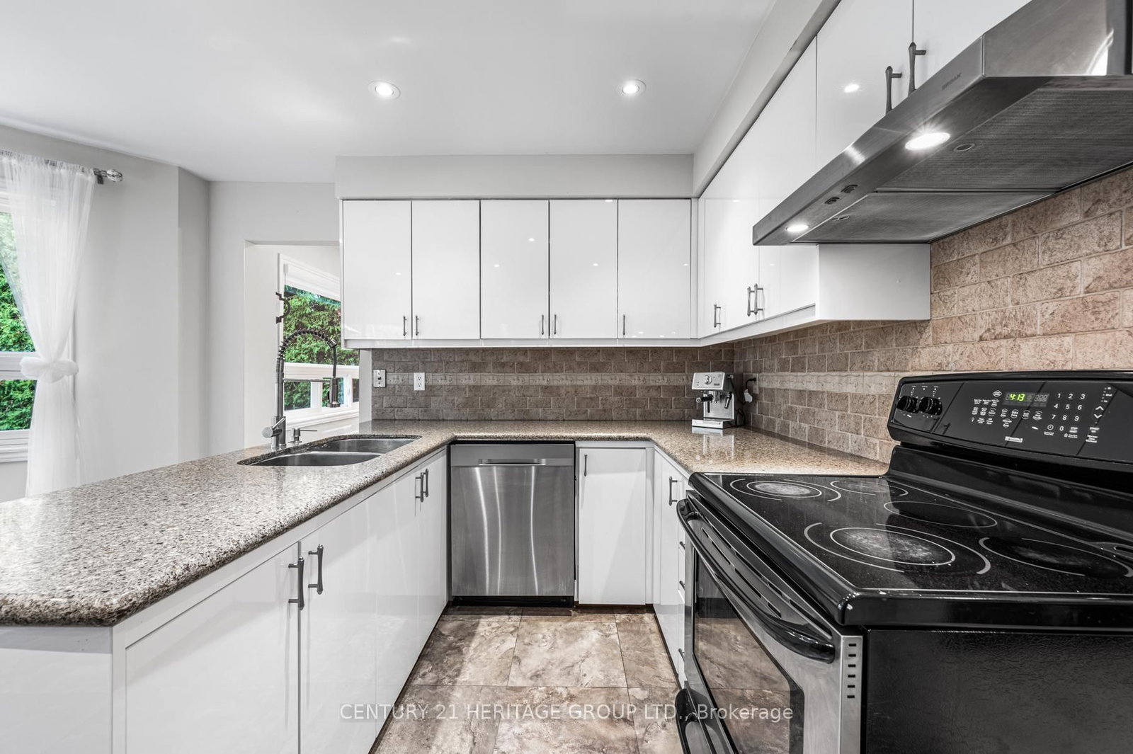 Detached House for sale at 16 Wainwright Avenue, Richmond Hill, Ontario, L4C 5R5 - North Richvale - MLS: N12424089