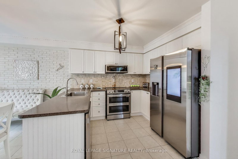 65 Red River Cres, Newmarket, L3X 2X2 | Image 2