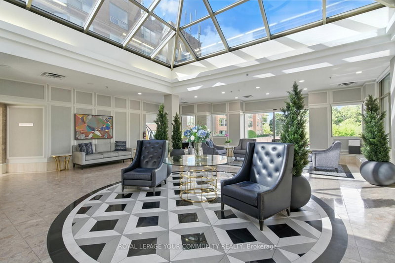 305 - 14924 Yonge St, Aurora, L4G 6H7 | Image 2