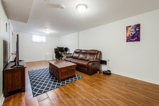 Walkout Basement - 45 Wales Avenue