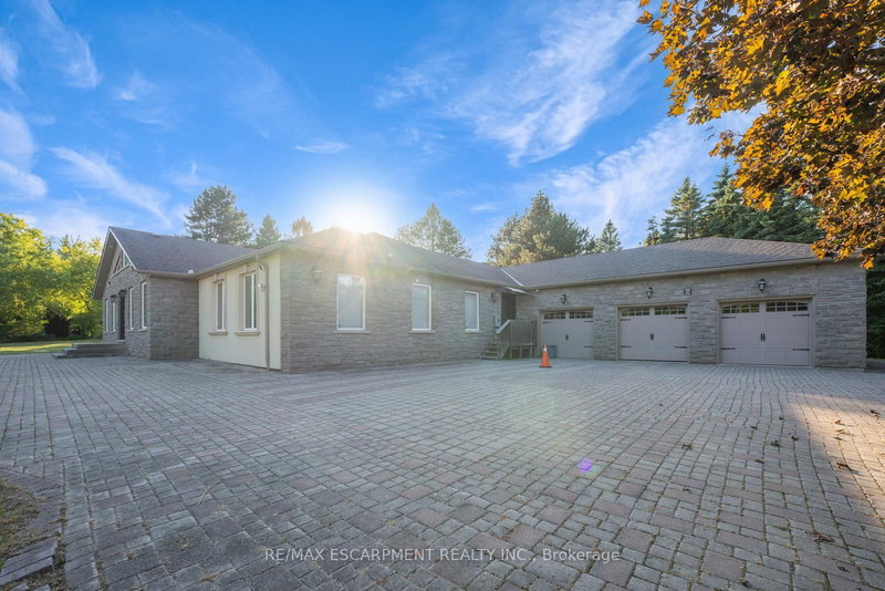 8 Ridgewood Dr, Richmond Hill, L4E 3M1 | Image 3