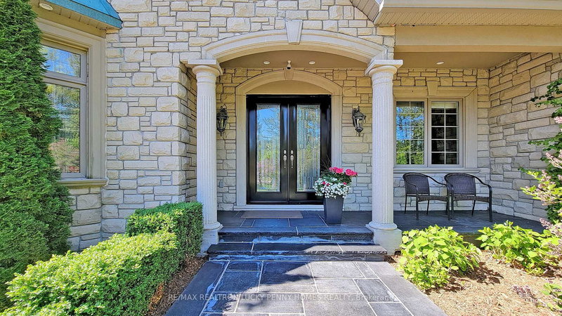 5 Riverstone Crt, East Gwillimbury, L0G 1V0 | Image 2