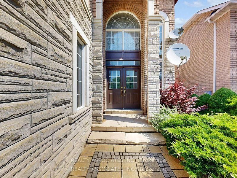 2 Lord Nelson Crt, Richmond Hill, L4S 1Y1 | Image 3