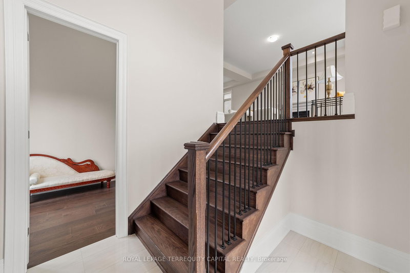 23 Kingwood Lane, Aurora, L4G 3Z7 | Image 3