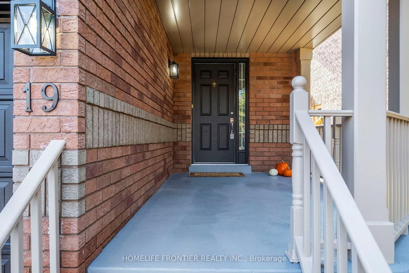 19 Bowler St, Aurora, L4G 7J2 | Image 2