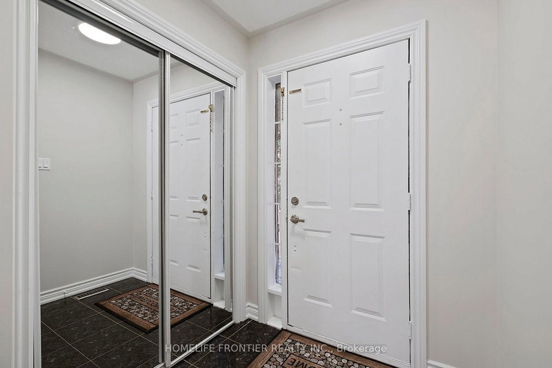 19 Bowler St, Aurora, L4G 7J2 | Image 3