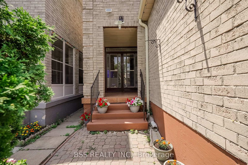 37 Miles Farm Rd, Markham, L3S 2C2 | Image 3