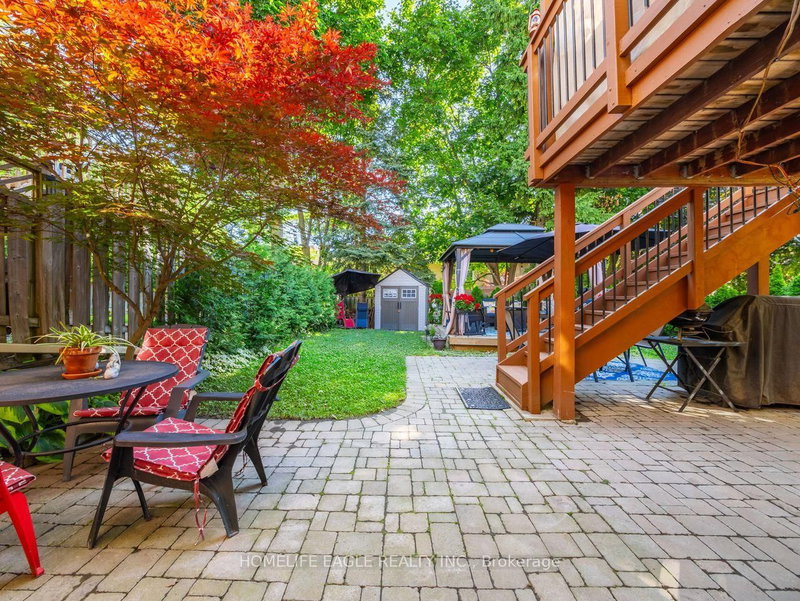 30 Moffat Cres, Aurora, L4G 4Z8 | Image 2