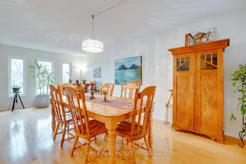 60 Snedden Ave, Aurora, L4G 7K6 | Image 3