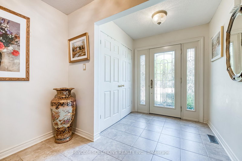 267 Aurora Heights Dr, Aurora, L4G 5C3 | Image 2