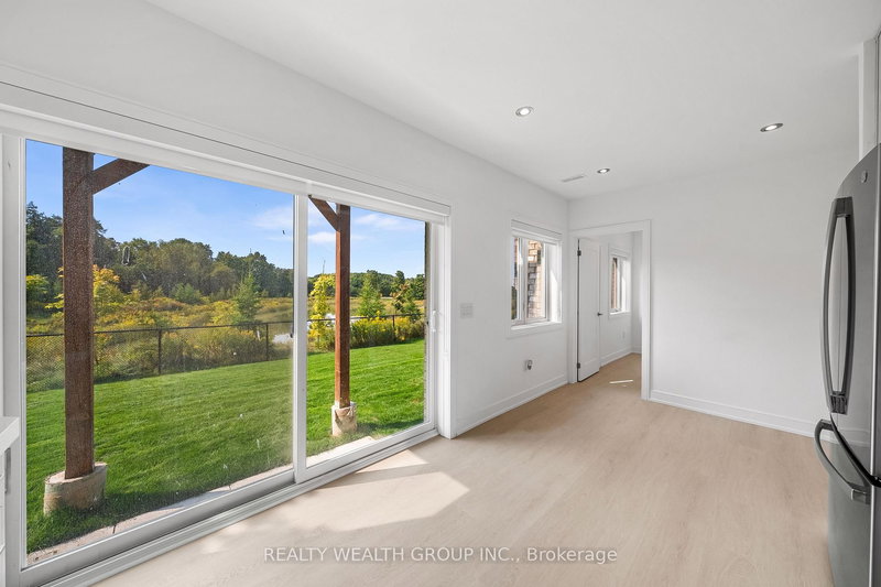 261 Seaview Hts S, East Gwillimbury, L0G 1R0 | Image 3