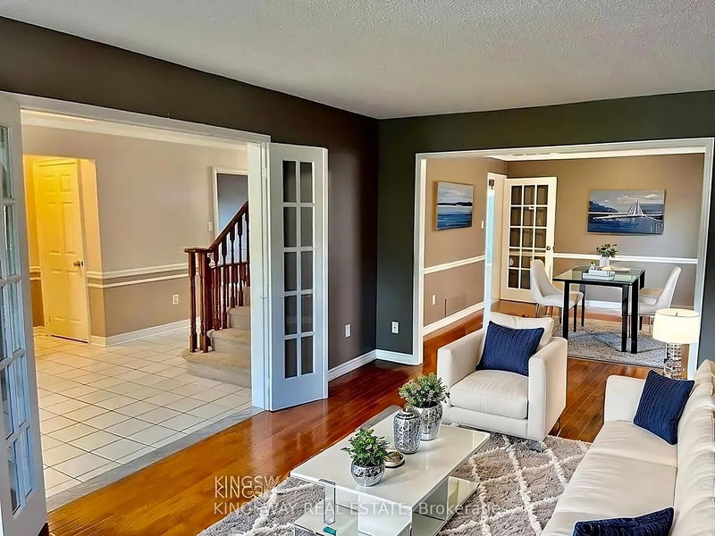 325 Salisbury Lane, Newmarket, L3Y 8A6 | Image 2