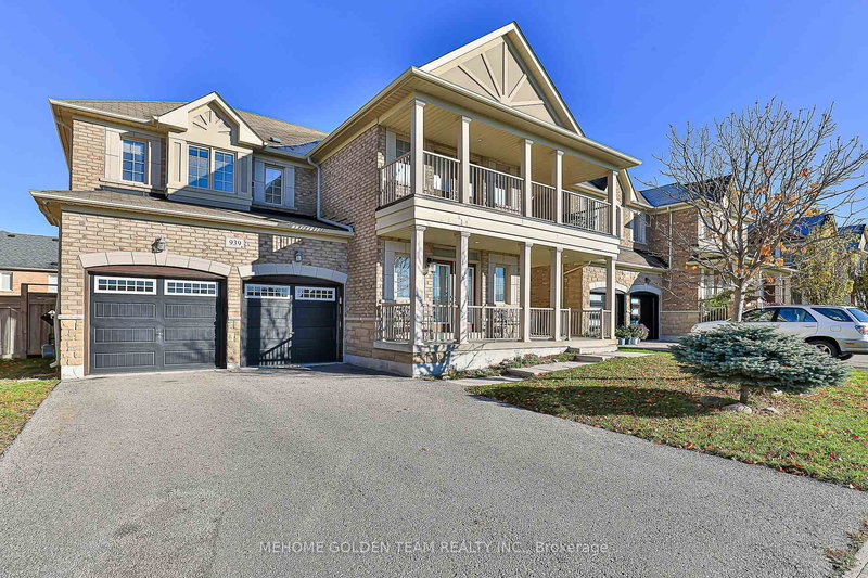 939 Memorial Circ, Newmarket, L3X 0B5 | Image 2