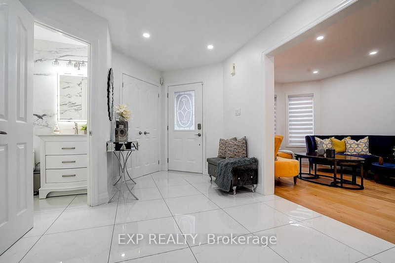 14 Prince Dr, Bradford West Gwillimbury, L3Z 3B7 | Image 3