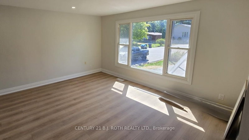 698 Burton Dr, Innisfil, L9S 2H6 | Image 3